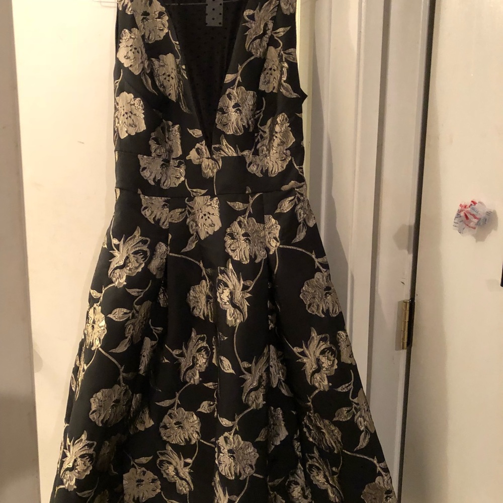 NWT-BEAUTIFUL DRESS -size Medium